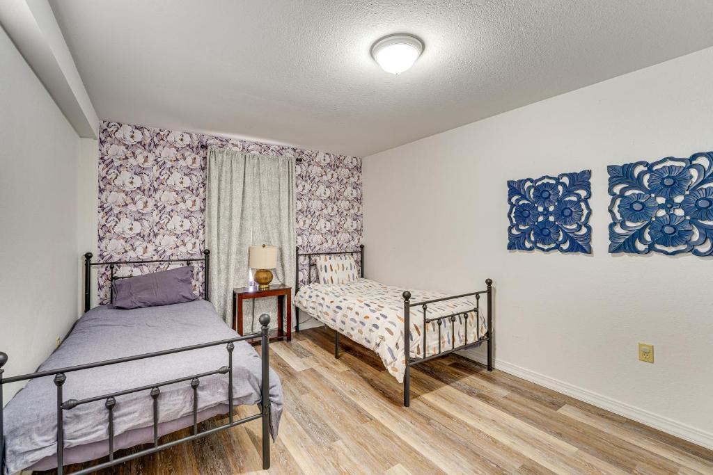 Una cama o camas en una habitación de Table Rock Lake Home with Lake Access and Views
