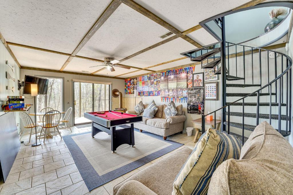Un lugar para sentarse en Table Rock Lake Home with Lake Access and Views