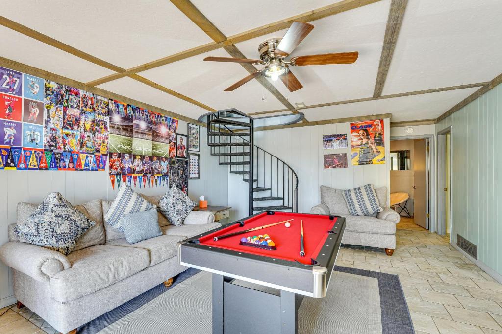 Un lugar para sentarse en Table Rock Lake Home with Lake Access and Views