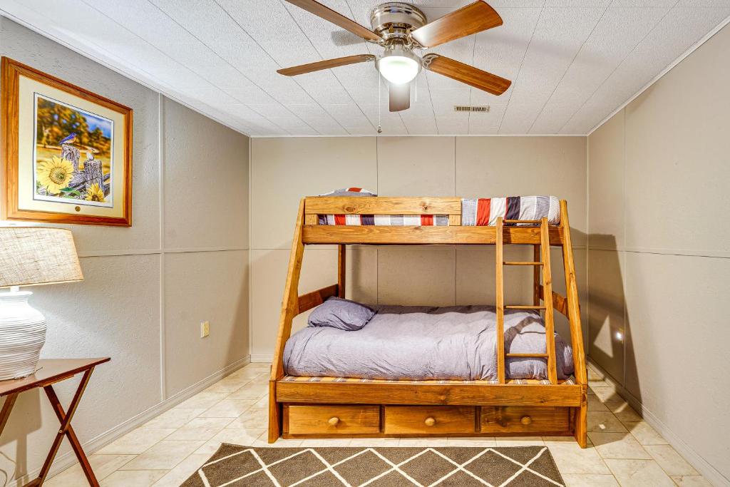 Una cama o camas en una habitación de Table Rock Lake Home with Lake Access and Views