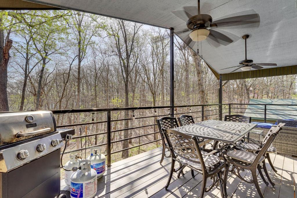 Un balcón o terraza en Table Rock Lake Home with Lake Access and Views