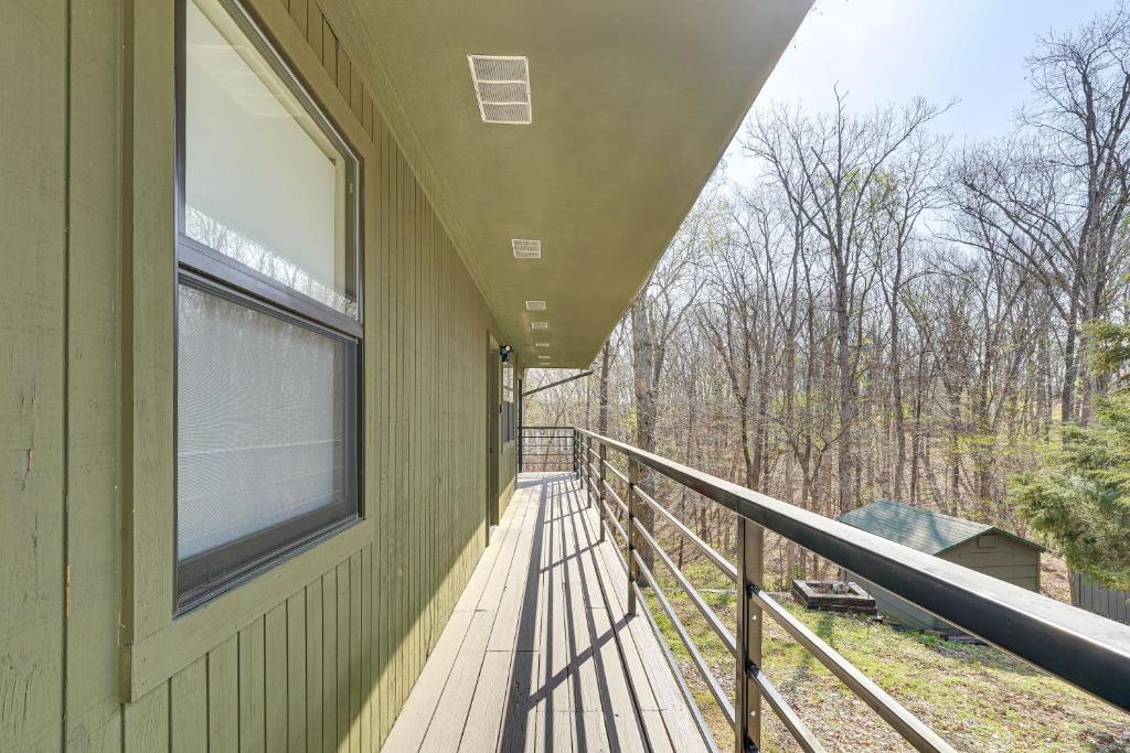 Un balcón o terraza en Table Rock Lake Home with Lake Access and Views