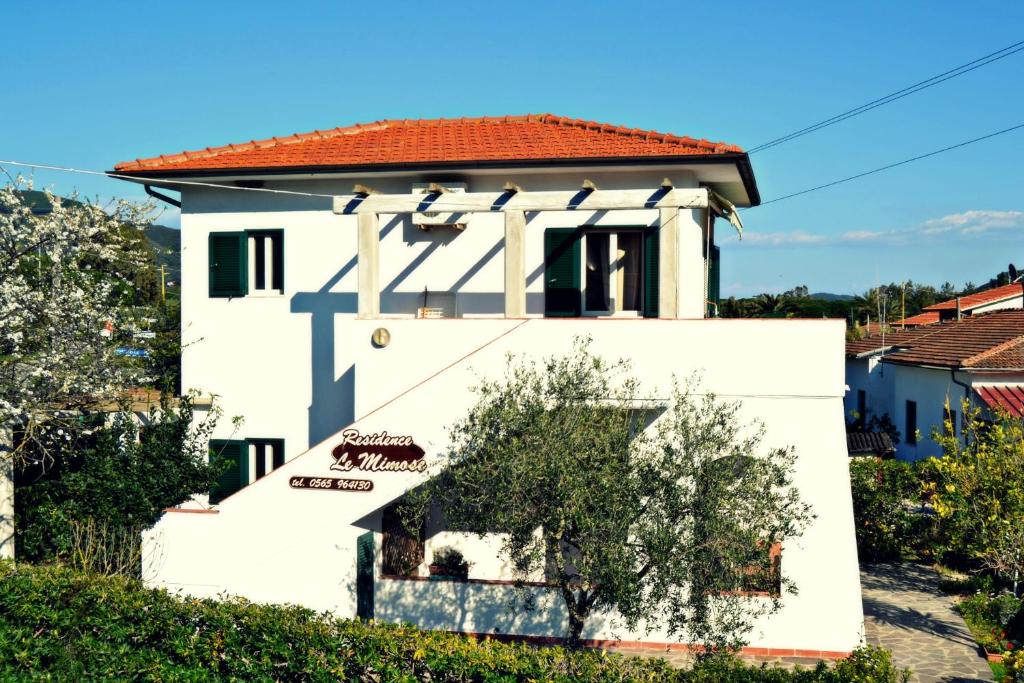 a white house with a red roof at Il Caubbio in Lacona