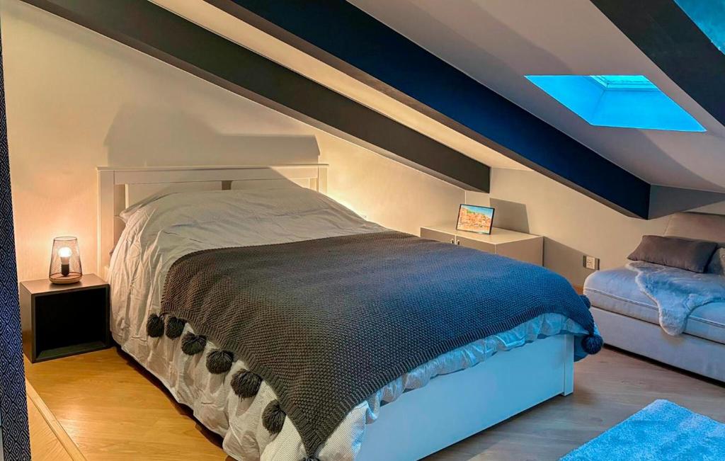 une chambre avec un lit avec un plafond bleu dans l'établissement Nice Apartment In Nice With Wifi, à Nice