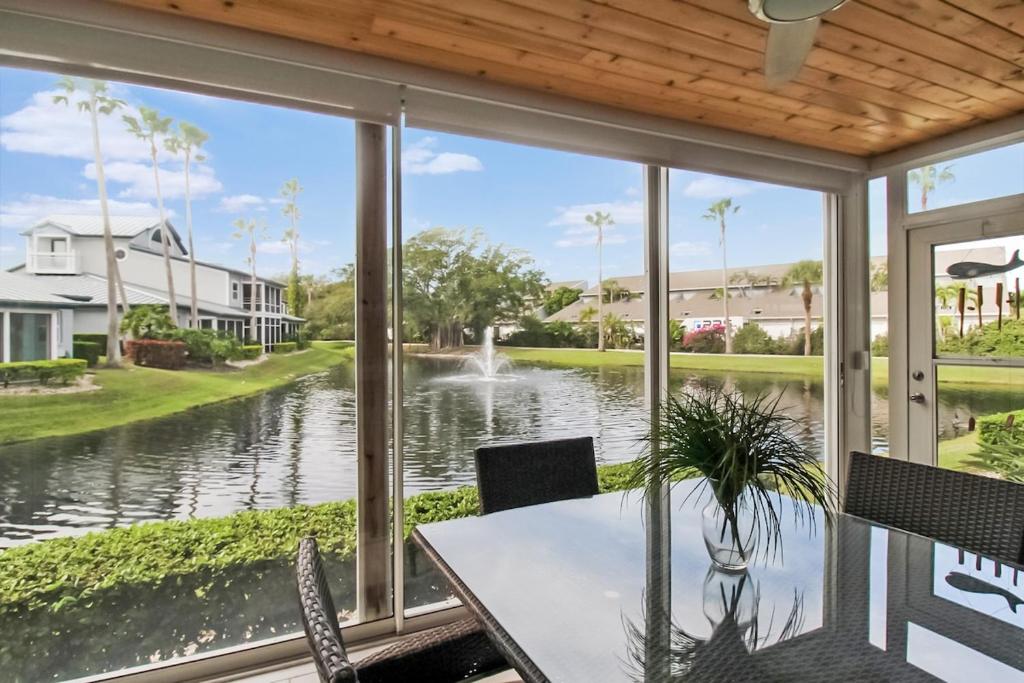 een eetkamer met uitzicht op een meer bij Lakefront Siesta Key condo with private beach access in Siesta Key