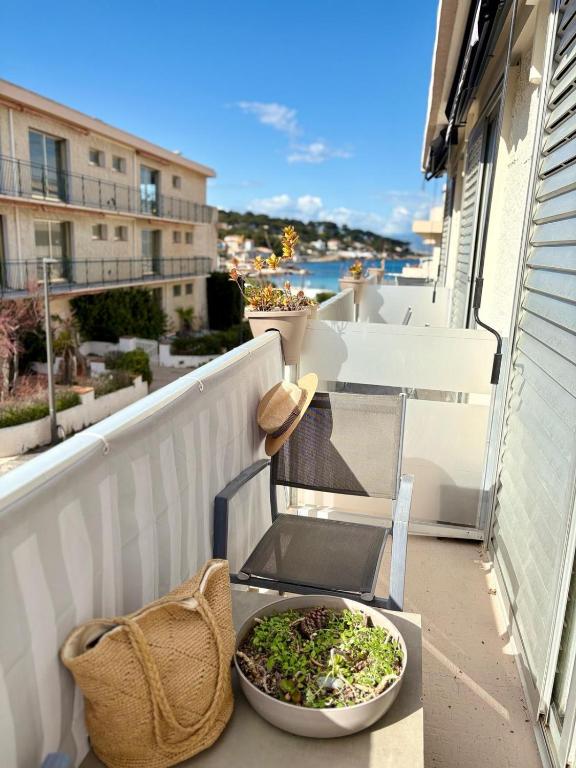 a balcony with a pizza and a bowl of greens at Hotel Miramar- Cap d'Antibes - La Garoupe plage in Antibes