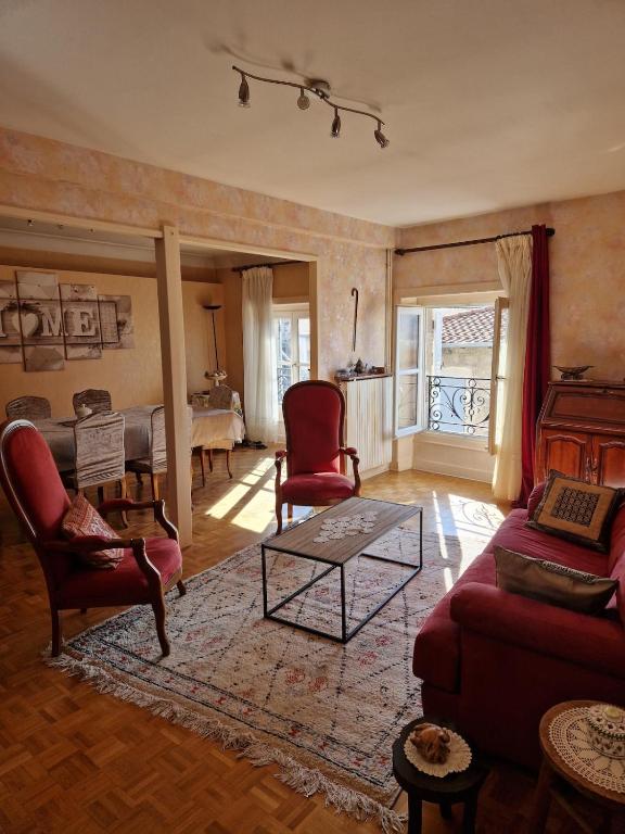 Posedenie v ubytovaní Appartement 120 m² duplex cœur historique au calme