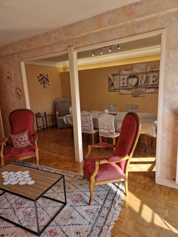 Posedenie v ubytovaní Appartement 120 m² duplex cœur historique au calme