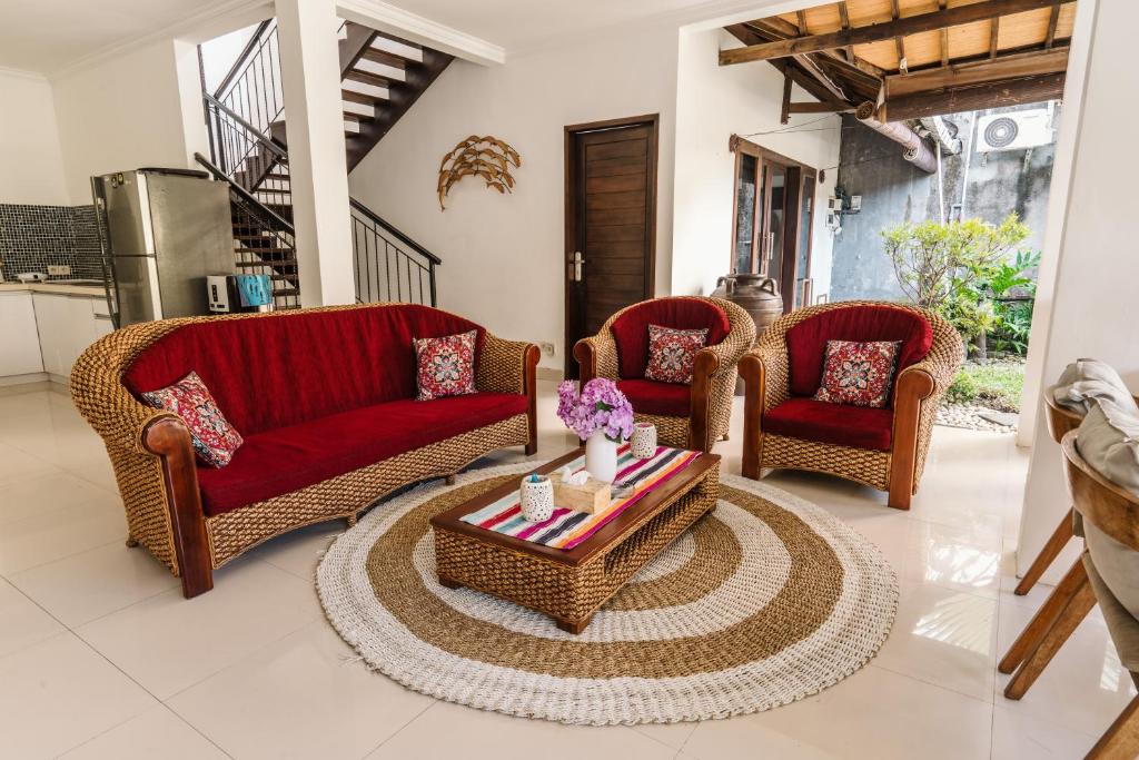 Uma área de estar em Sari Temuku Villa
