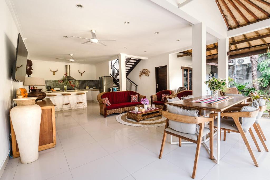 Uma área de estar em Sari Temuku Villa
