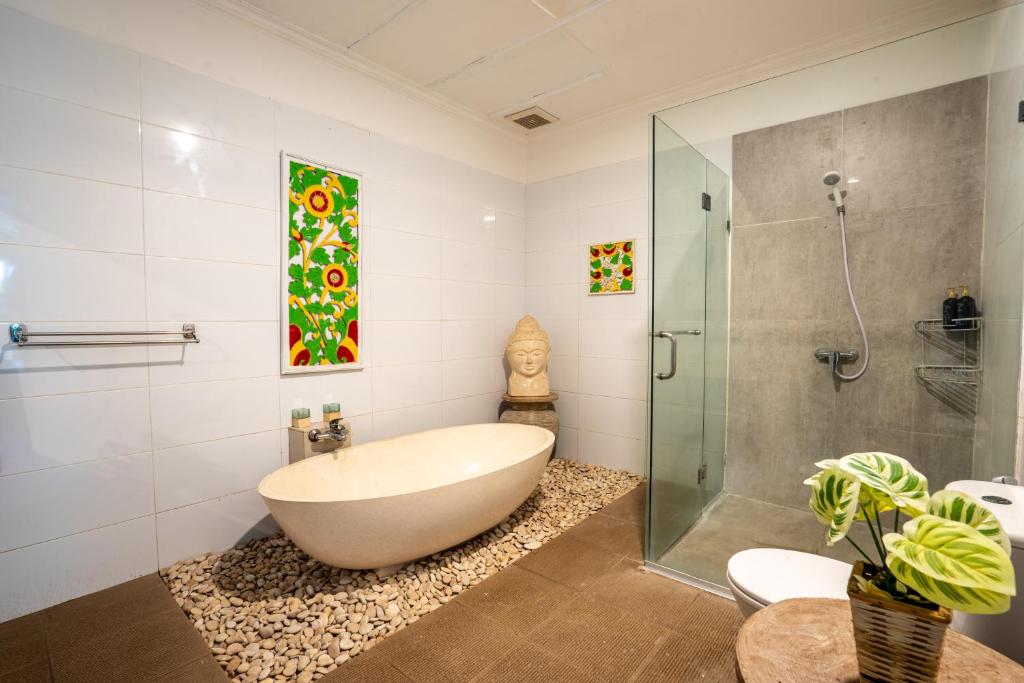 Uma casa de banho em Sari Temuku Villa