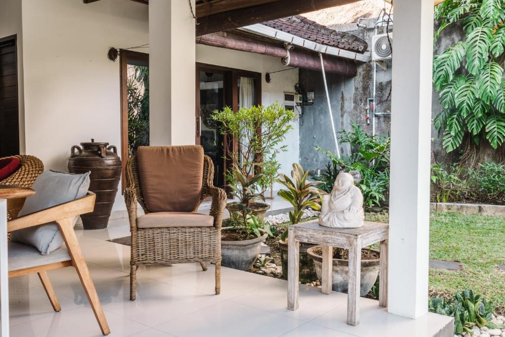 Um jardim no exterior de Sari Temuku Villa
