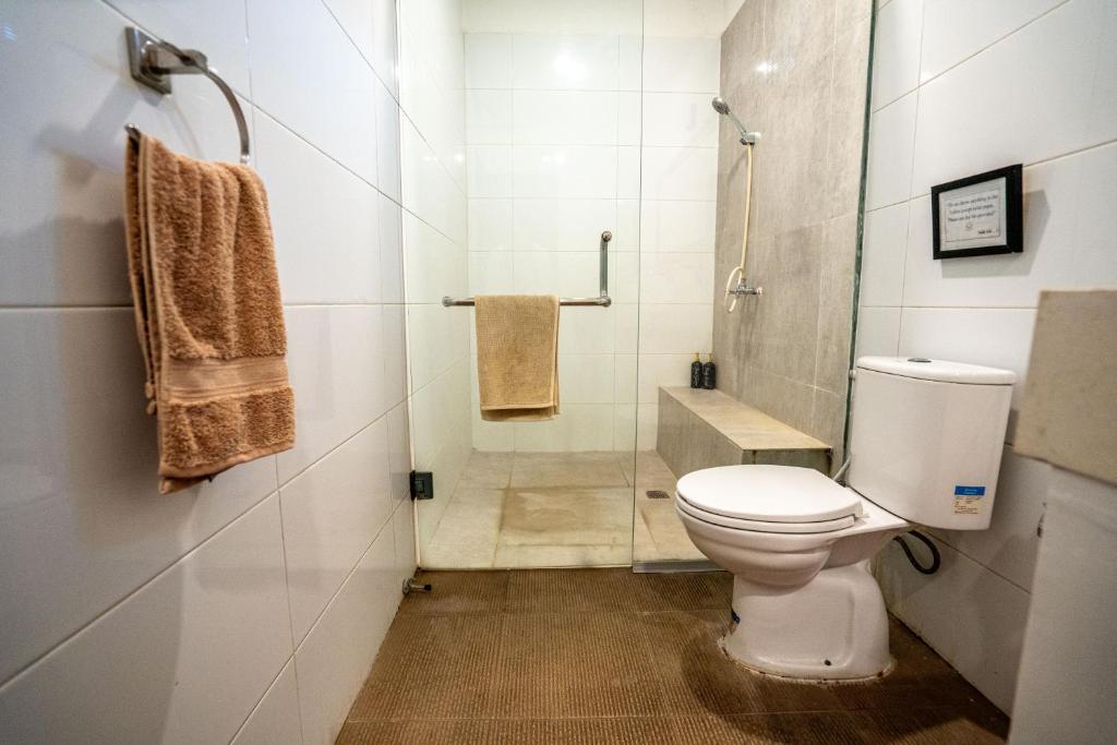 Uma casa de banho em Sari Temuku Villa