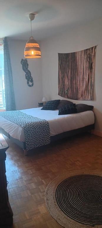 Posteľ alebo postele v izbe v ubytovaní Appartement 120 m² duplex cœur historique au calme