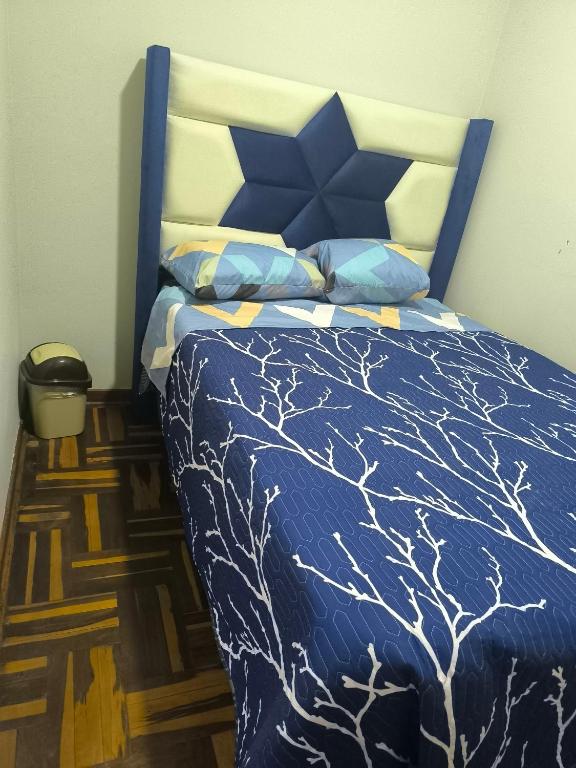 Rúm í herbergi á Hospedaje Wily Tacna