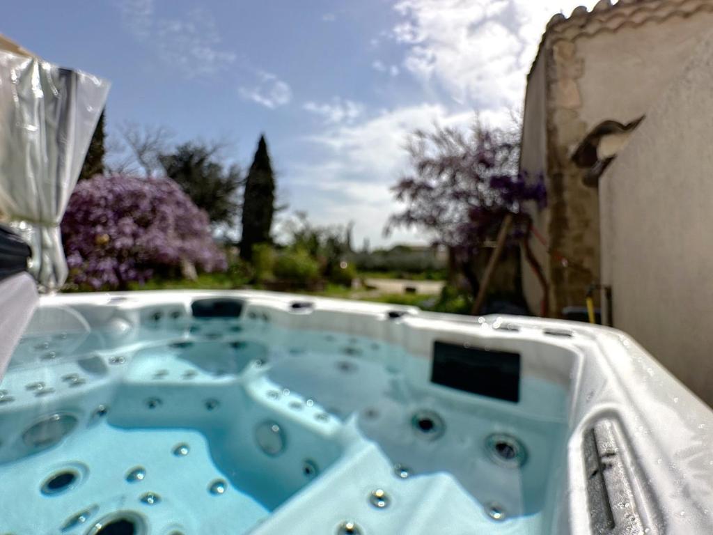 une baignoire jacuzzi dans l'arrière-cour d'une maison dans l'établissement les gites de la Fée, à Cavaillon