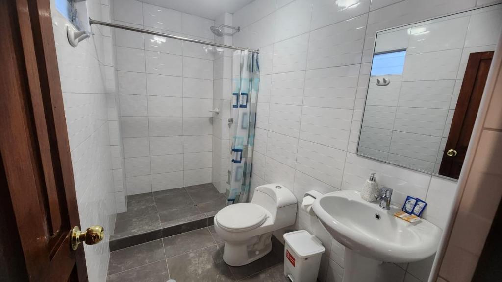 un bagno con wc, lavandino e doccia di INCA PALACE EXPERIENCE Hotel a Puno