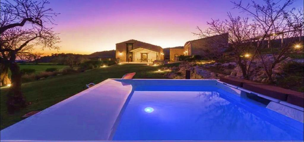 Kolam renang di atau dekat dengan Casale del Mandorlo piscina - jacuzzi riscaldata