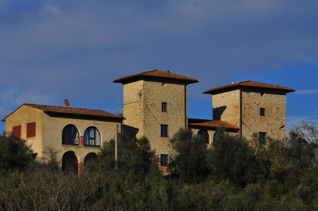 twee stenen gebouwen bovenop een heuvel bij B&B Le Torri Di Firenze in Fiesole