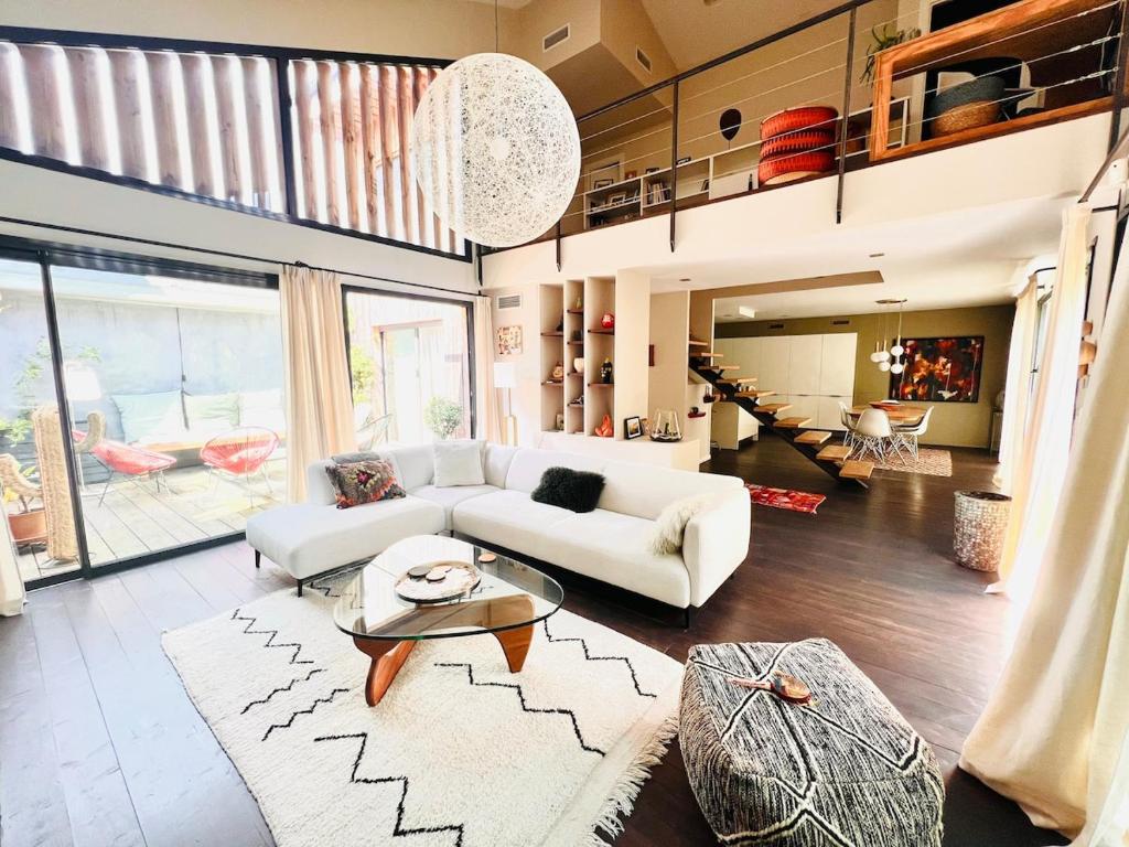 un salon avec un canapé et une table dans l'établissement Beautiful loft Bordeaux Cité du Vin, à Bordeaux