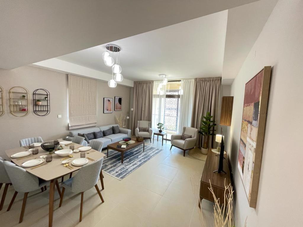 马斯喀特Muscat bay Zaha 2 bedroom的带桌子的客厅和餐厅