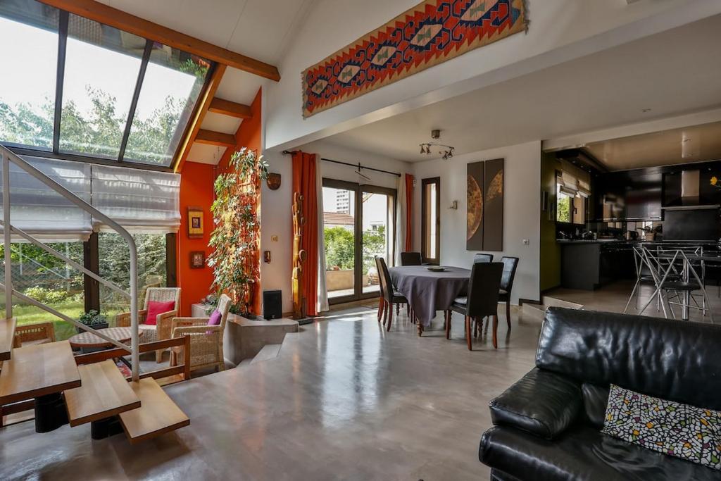 un salon avec une table et une salle à manger dans l'établissement Blanche Bagnolet - CI - Calm house for 6 people, à Bagnolet