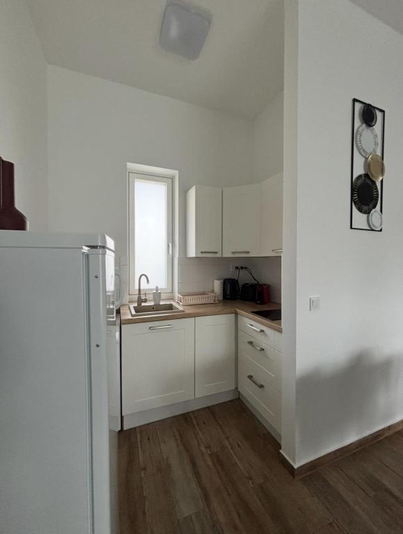 Kuchyňa alebo kuchynka v ubytovaní Aranyhíd Deluxe Apartman