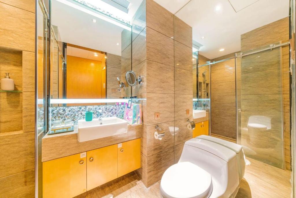 a bathroom with a toilet and a sink and a shower at Fa万濠国际服务公寓 in Guangzhou