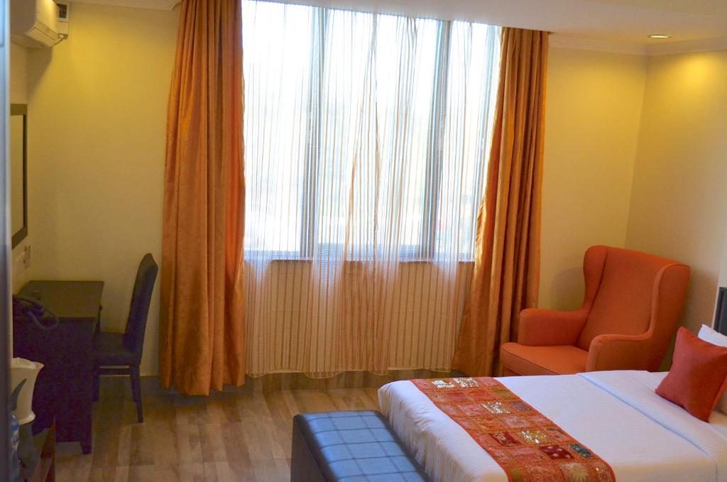 Postel nebo postele na pokoji v ubytování Gigiri Express Hotel