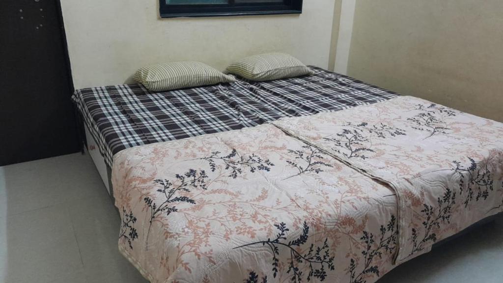 een bed met twee kussens erop in een slaapkamer bij Bhakta Niwas in Jāmb