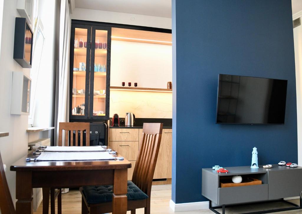 Televízia a/alebo spoločenská miestnosť v ubytovaní Apartament KonDor Shekspir