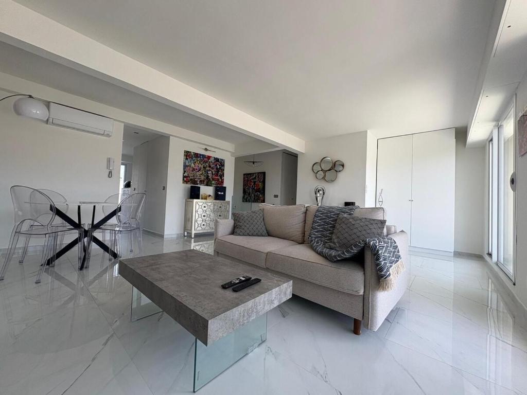 un salon avec un canapé et une table basse dans l'établissement Cannes 2 suites 2 terrasses, à Cannes