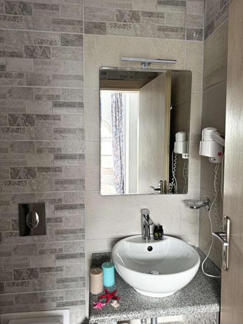 Dolphin Apartments - 6