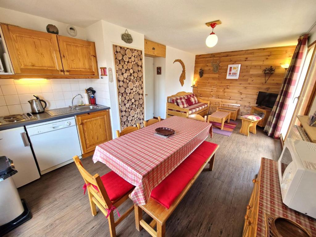 une cuisine et un salon avec une table et des chaises dans l'établissement Appartement 3 pièces pour 4/6 pers à Valfréjus avec balcon - FR-1-265-181, à Valfréjus