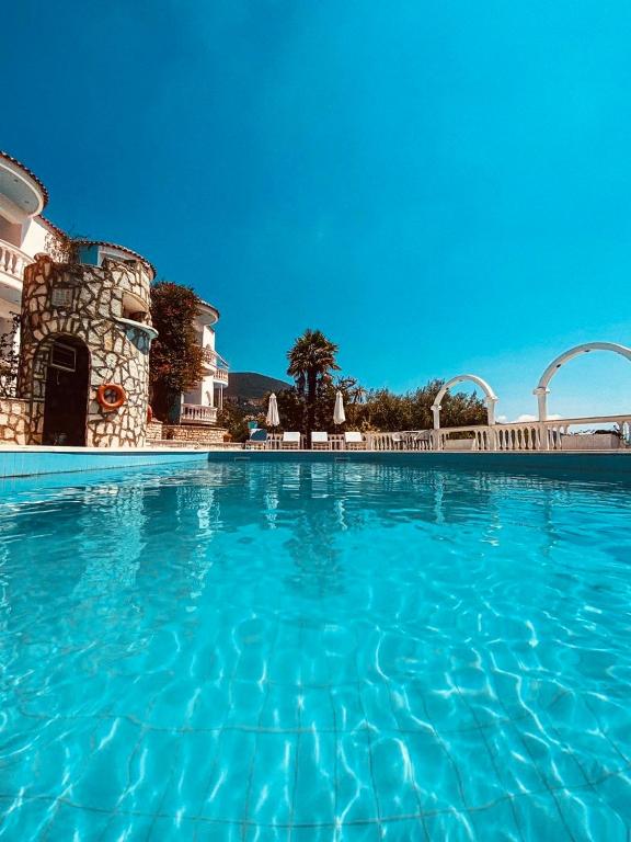 Dolphin Apartments - 8