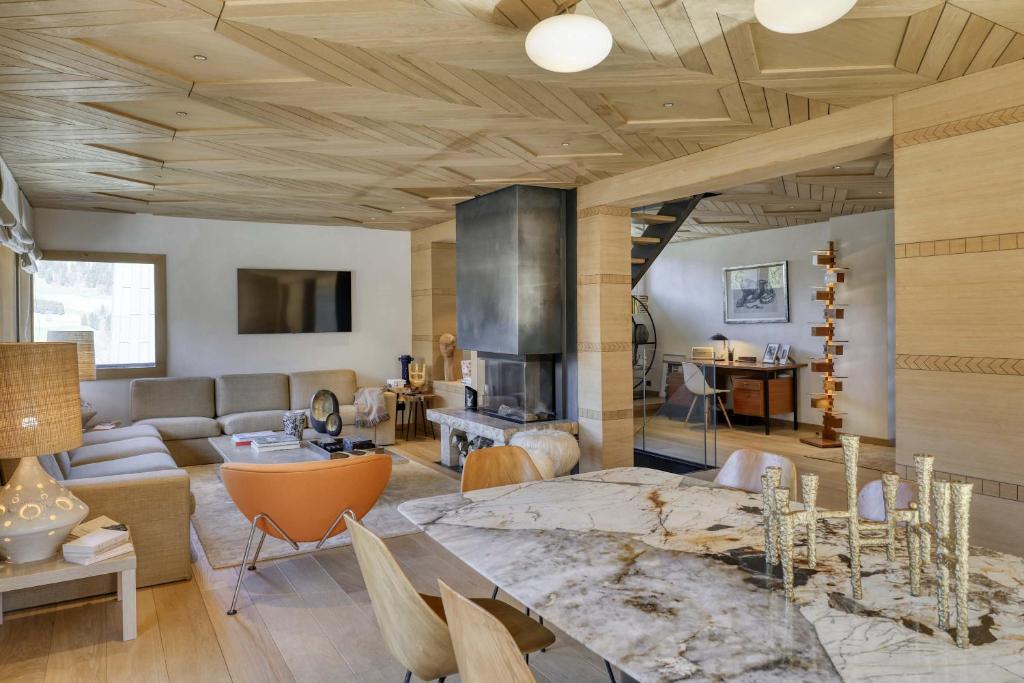 un salon avec une table et un canapé dans l'établissement Chalet Boucle, à Megève