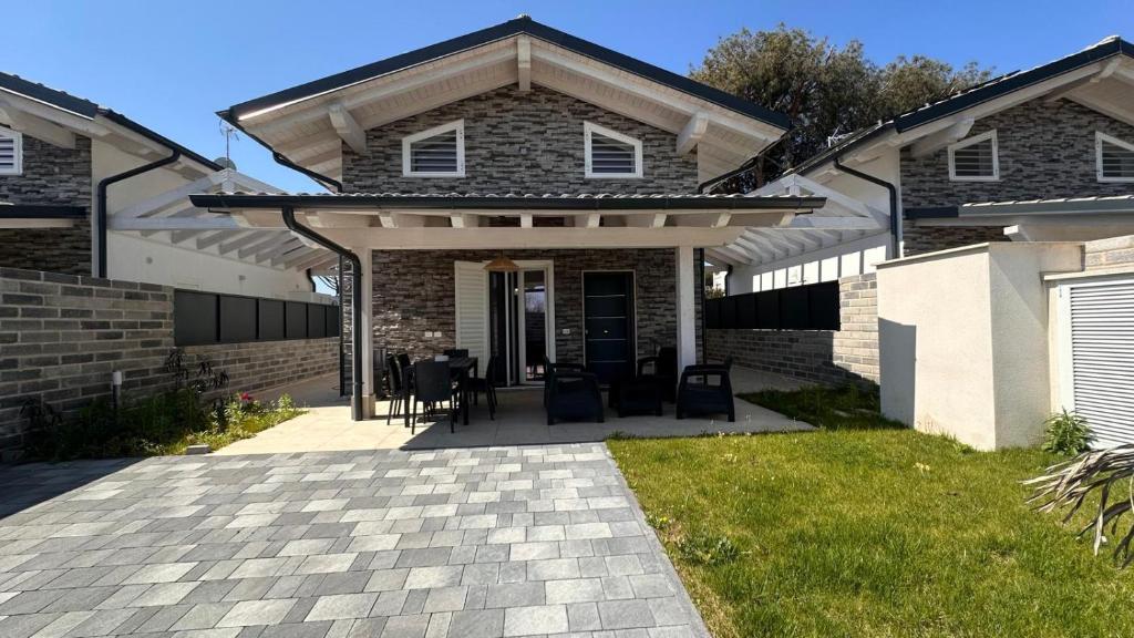 a home with a patio and a house at VILLA SABRINA VICINA al MARE in Terracina