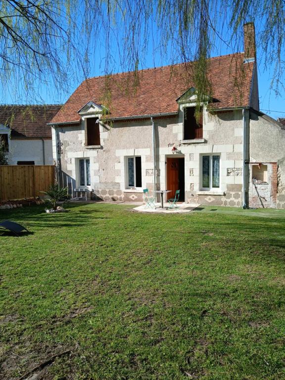 a white brick house with a red roof at Maison de campagne proche des Châteaux et Beauval in Selles-sur-Cher