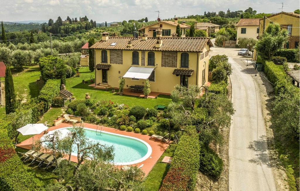 una vista aérea de una casa con piscina en Cozy Home In Castelfiorentino, en Castelfiorentino