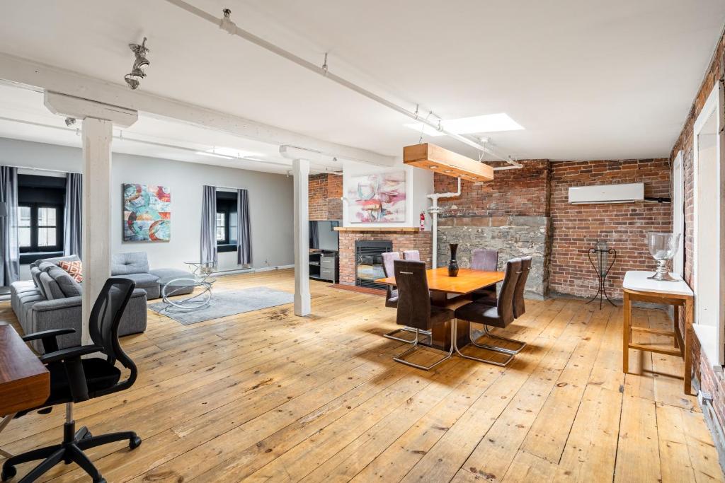 
Two-Bedroom Apartment with 2 Bathrooms 
