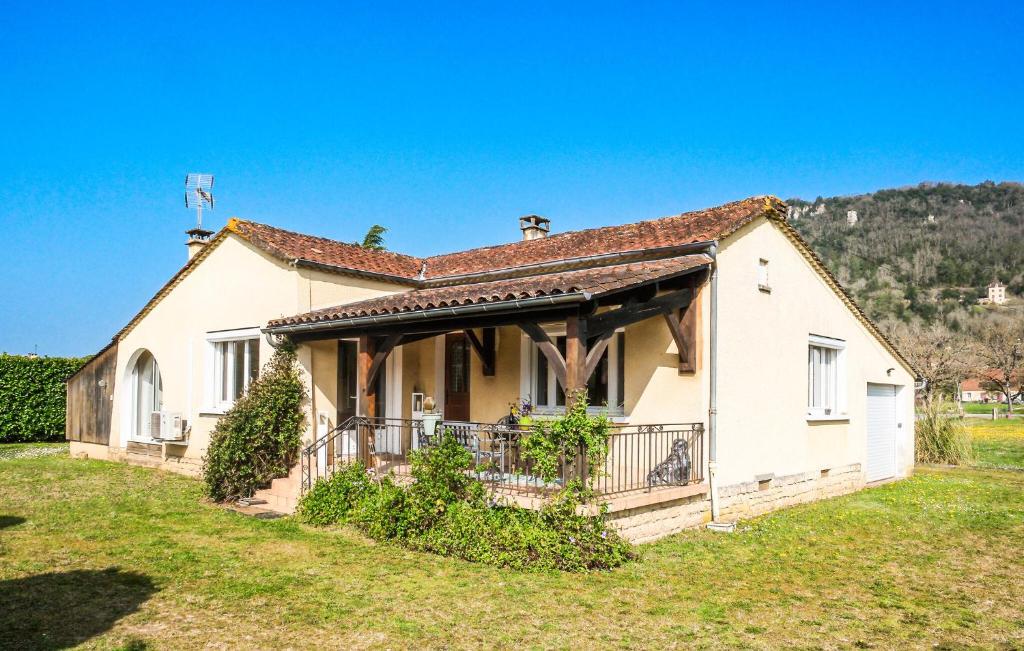 Cette grande maison blanche dispose d'une terrasse couverte. dans l'établissement Cozy Home In Saint-Vincent-De-Cosse, à Saint-Vincent-de-Cosse