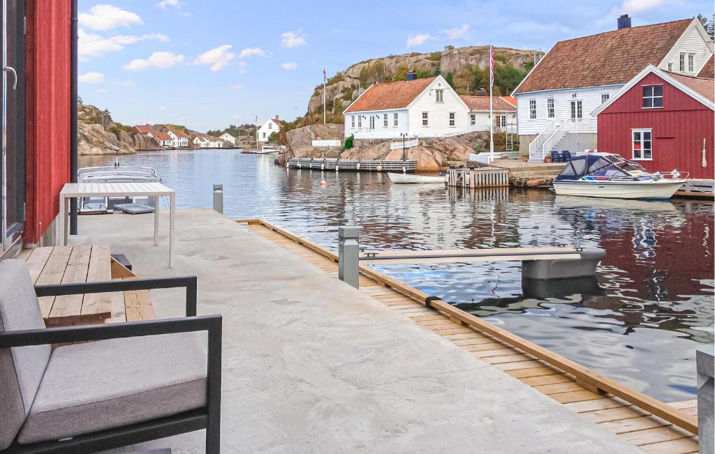 Una vista de un puerto deportivo con barcos en el agua. en Nice Apartment In Søgne With Wifi, en Søgne