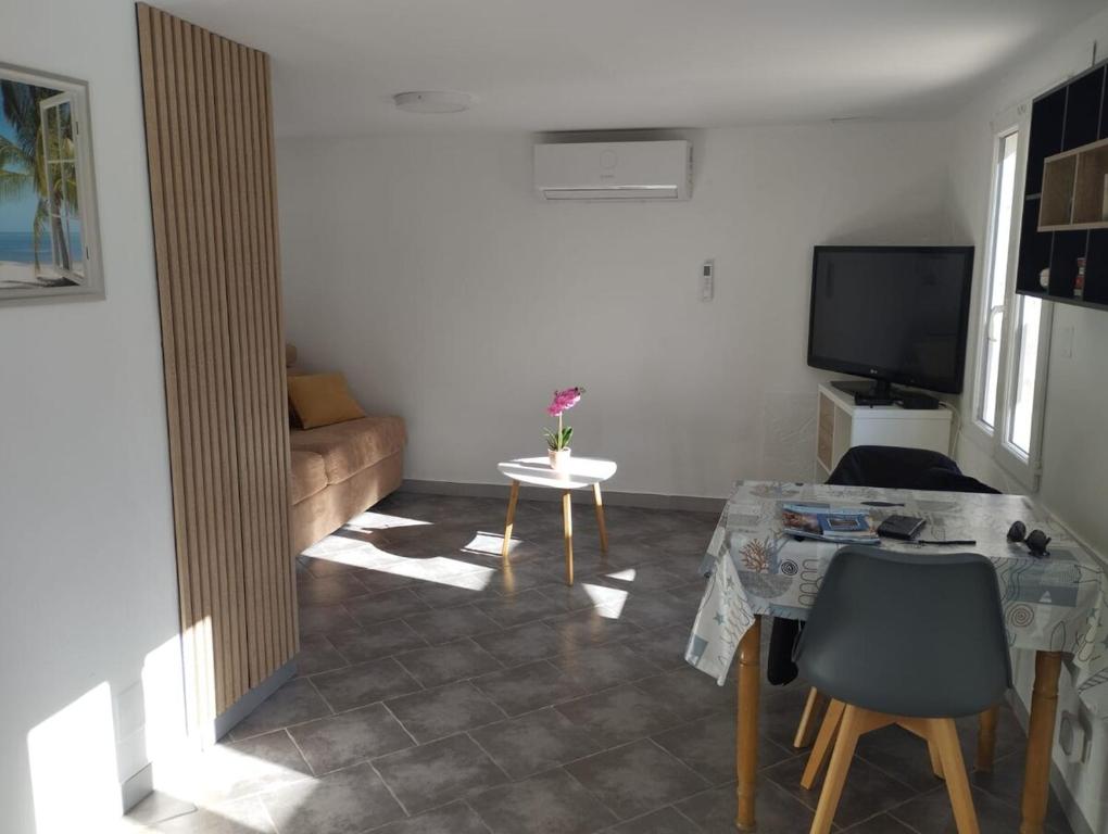 Μια τηλεόραση ή/και κέντρο ψυχαγωγίας στο Maison entre mer et nature