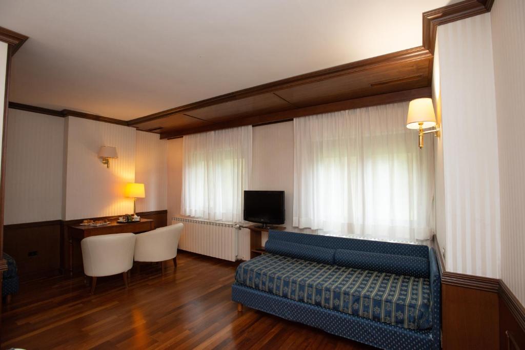 TV a/nebo společenská místnost v ubytování Hotel Corona & Spa