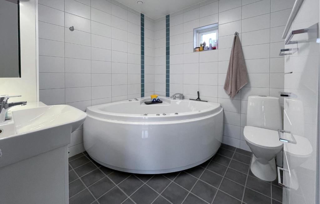 Koupelna v ubytování Gorgeous Home In Varberg With Wifi