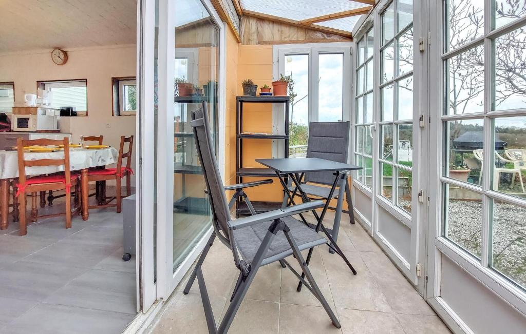 Photo de la galerie de l'établissement Nice Home In Saint-Caradec-Trégomel, à Saint-Caradec-Trégomel