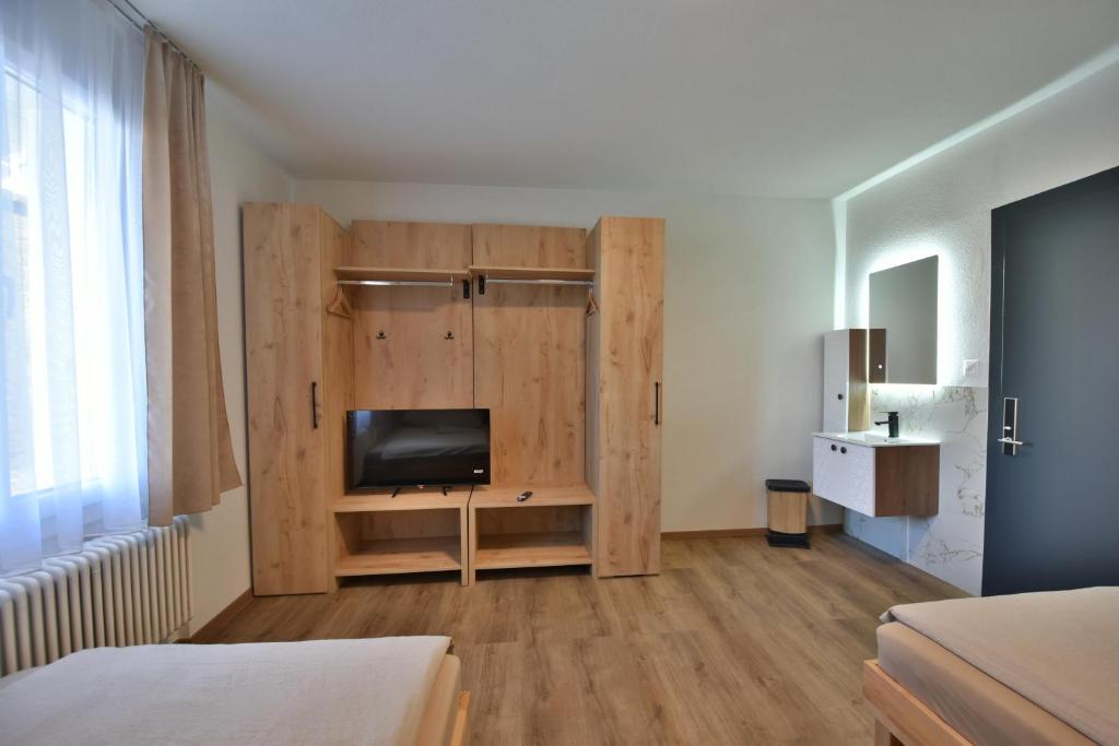 TV a/nebo společenská místnost v ubytování Hotel Waldegg Zuchwil