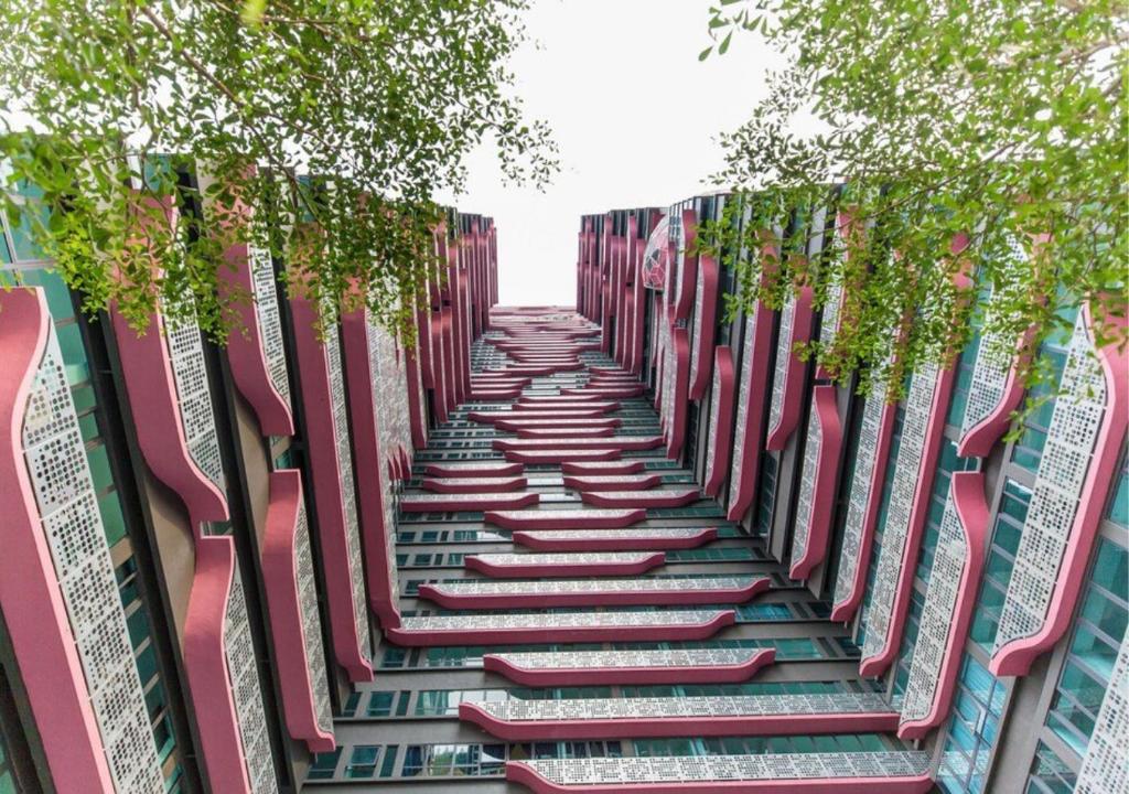 un giardino con alberi sul lato di un edificio di Arte Plus Jalan Ampang Two Bedrooms by V Stay a Kuala Lumpur