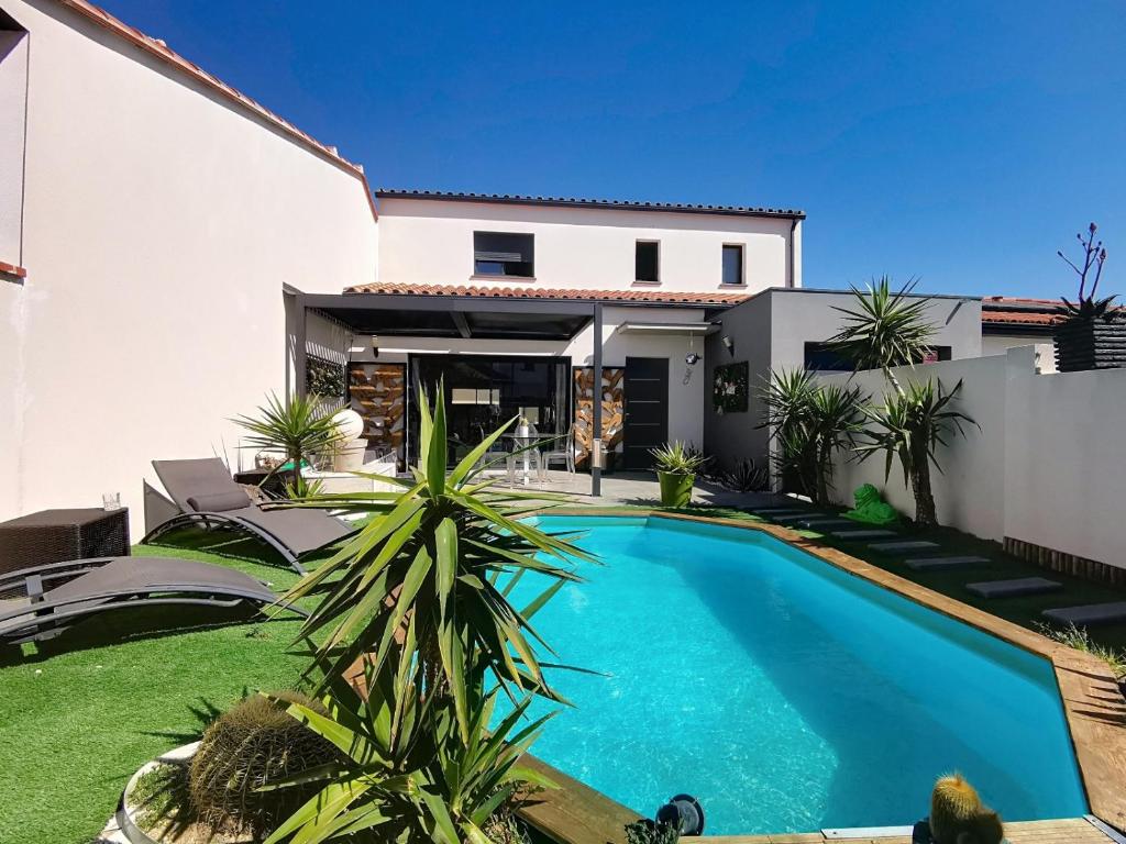 une piscine devant une maison dans l'établissement Villa Cami del Paradis, à Corneilla-del-Vercol