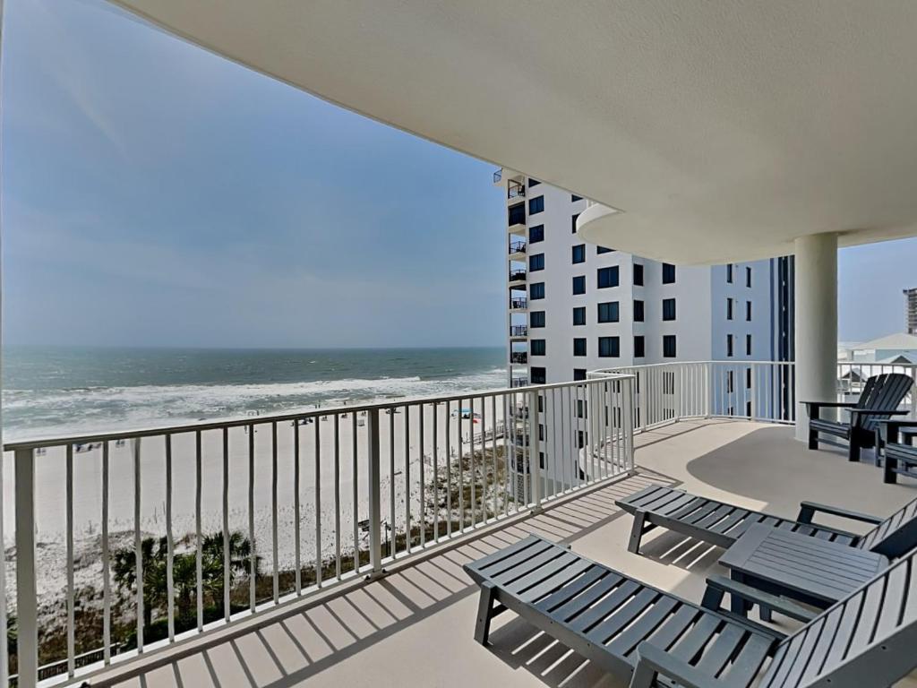 un balcon avec des chaises et une vue sur l'océan dans l'établissement Regency Isle #512, à Orange Beach